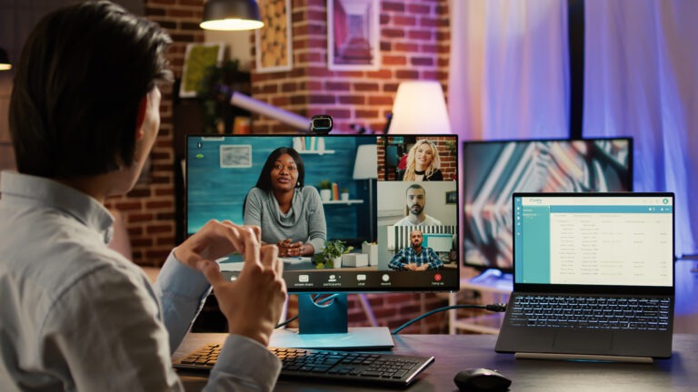 Arbeitsplatz mit Videokonferenz